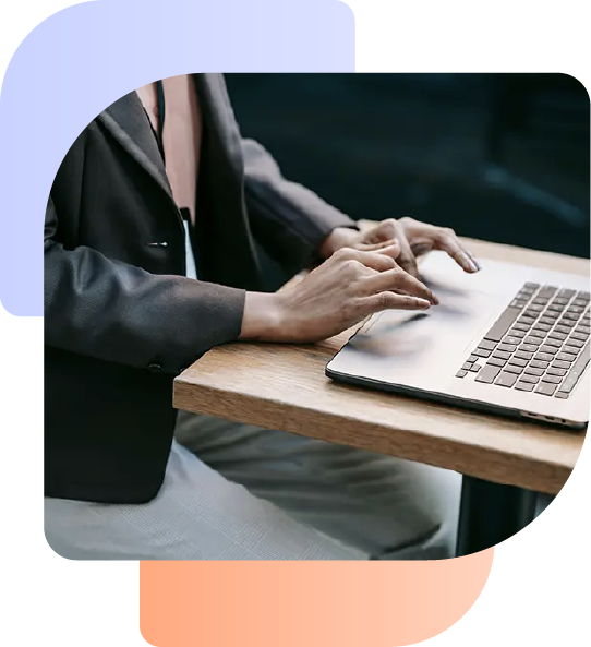 lady on laptop doing dealership invoicing through clickdms